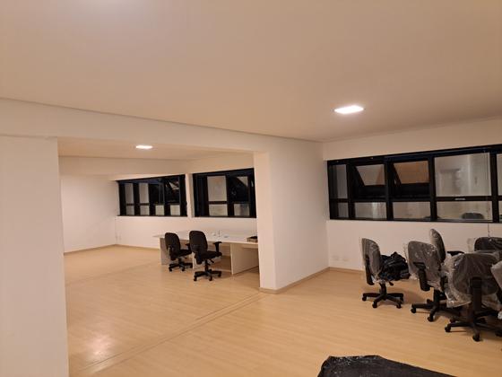 Sala comercial reformada e entregue