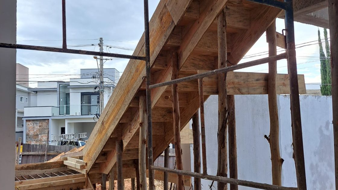 Estrutura em execução com escoramento, em obra acompanhada pela Vallim Engenharia